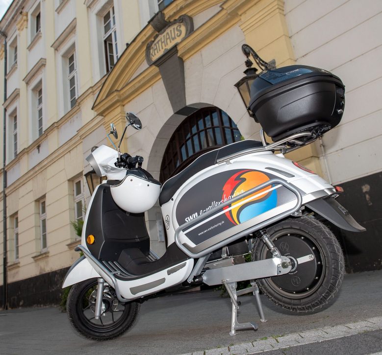 Sharingroller vor dem Neuwieder Rathaus 